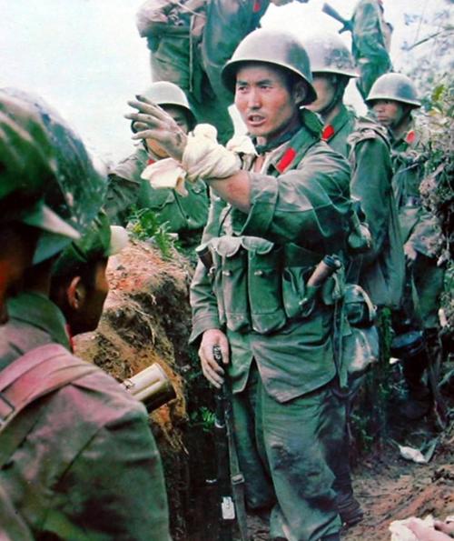 老山前线阵地过春节,战士们大显身手写春联,厕所对联