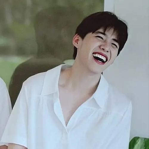 想求哈哈大笑的男生头像,笑得浮夸笑得开心笑得眼睛眯