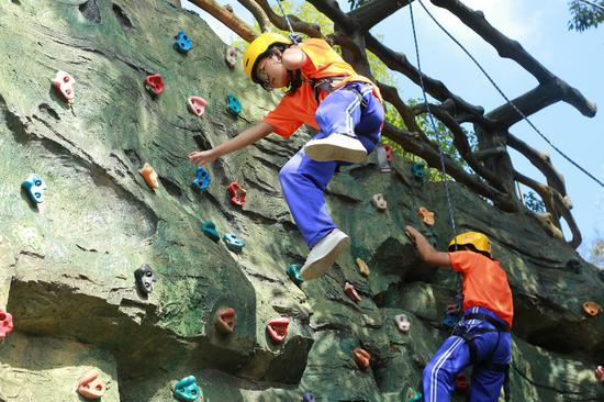 同学们体验户外攀岩