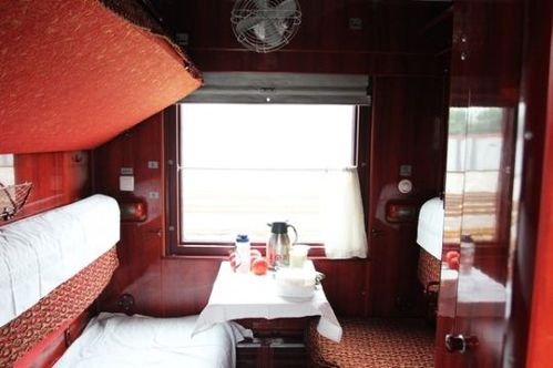 k3次国际列车高级软卧车包厢内部,铺对面是沙发和独立