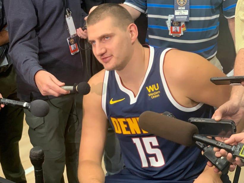 本场比赛,约基奇出场30分钟,13投4中,得到10分9篮板7助攻1抢断.