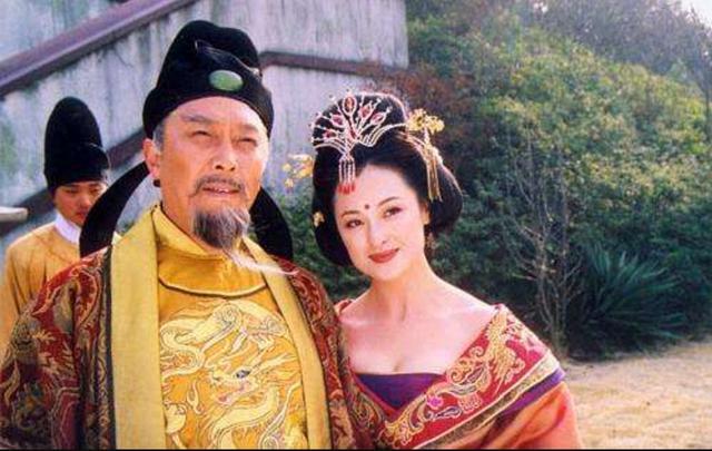 杨贵妃出轨安禄山,唐玄宗还夸安禄山孝顺,只因两人灯下黑玩的好