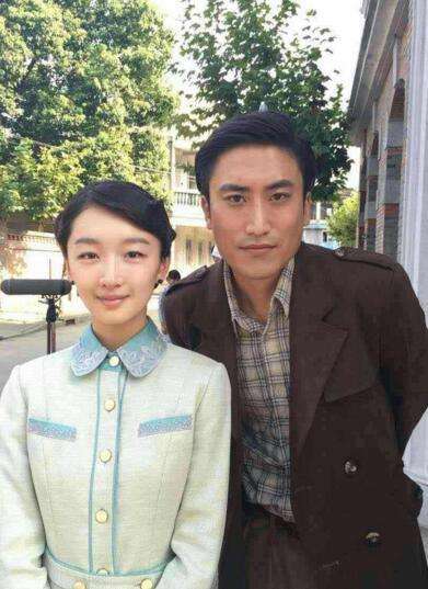 吴云飞与周冬雨在《麻雀》拍摄现场合影.