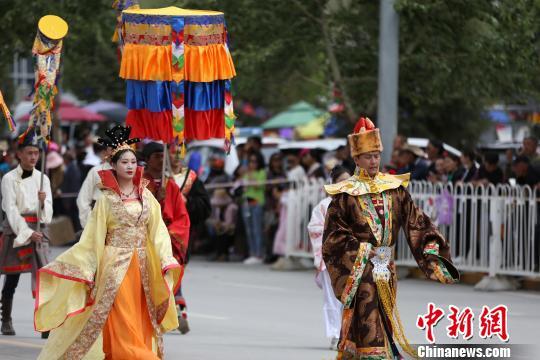 潇洒康巴人青海玉树街头巡演展现民俗风情