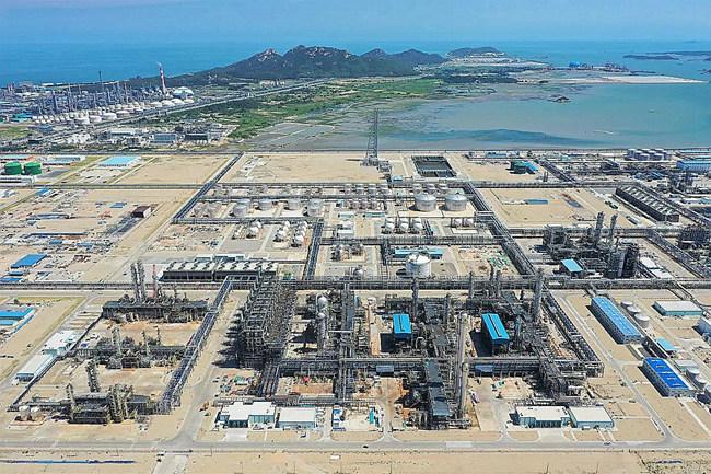 (苏海森)近日,海峡两岸合资的最大石化项目——福建漳州古雷炼化一体