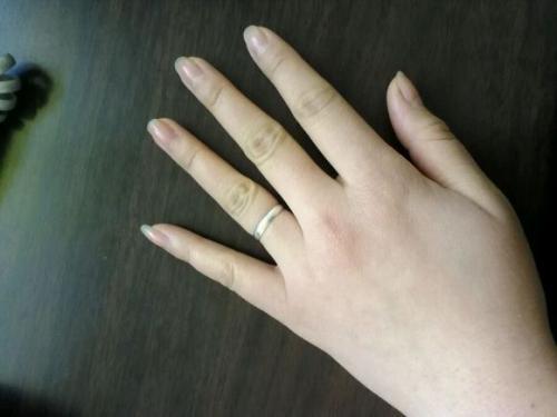 女人右手中指戴戒指