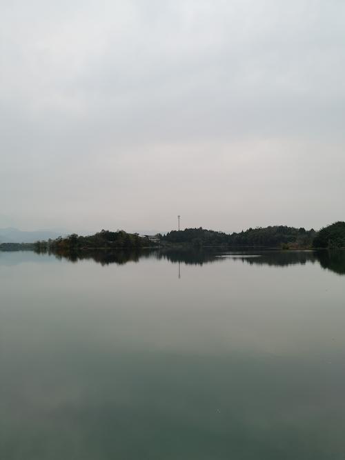 三岔湖小游 写美篇          三岔湖景区位于四川成都简阳市龙泉山