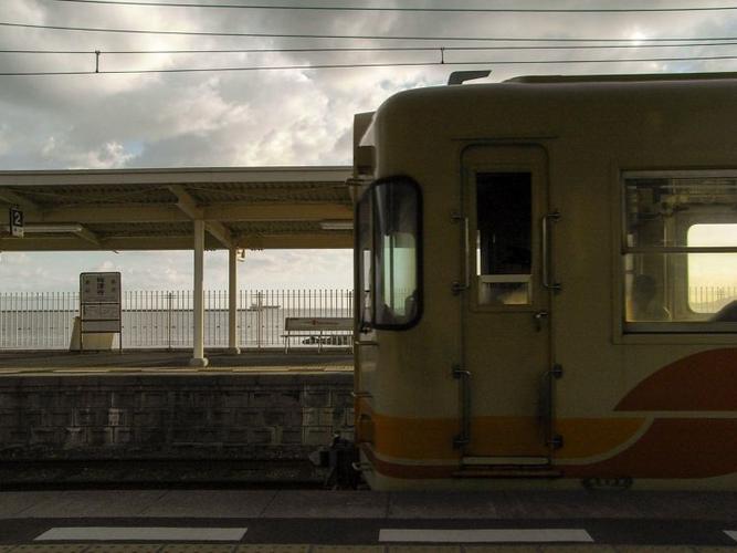 梅津寺站位于爱媛县松山市境内的"伊予鉄道高浜线"上,坐在站台长椅