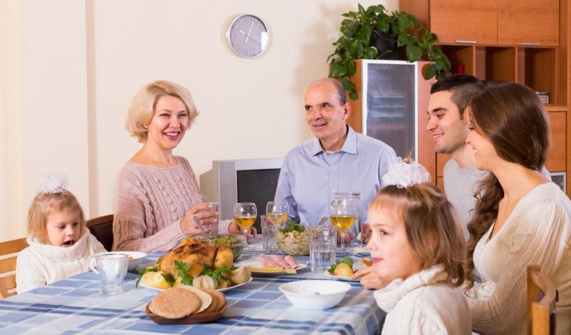 温暖的家庭餐桌上聚餐图片 - 第10张