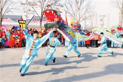 周伟/摄昨日,"盛世龙腾耀滨海"首届大沽龙灯花会展演在潮音寺广场举行