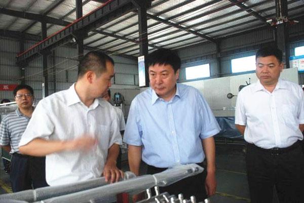 (右2市委书记姚玉舟,右1县委书记张平,左1县科技局局长程宗华,左2合一