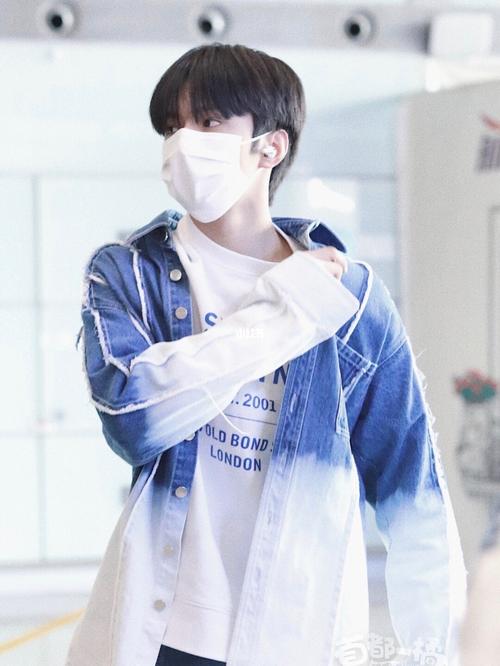 刘耀文pek出发 文哥太平洋宽肩好a!