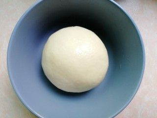 青汁刀切馒头,白面团面包机揉的,光滑好多,揉好的面粉盖上盖子放温暖