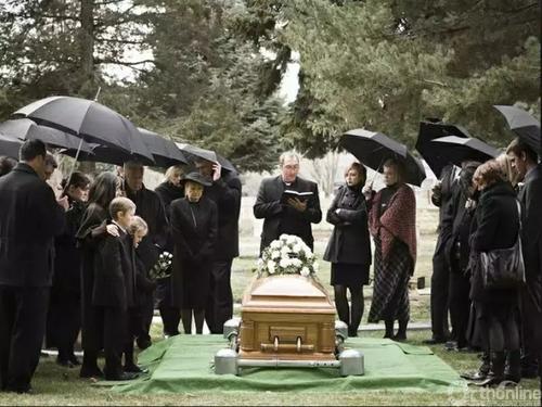 西方人的葬礼伤感而情绪克制