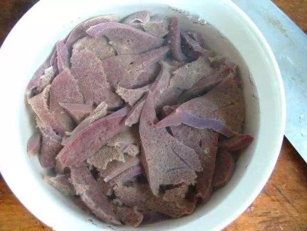  p>原料有:猪肝300g,蒜薹50g,红椒1个,蒜3粒,姜5g ,孜然10g,盐4g,味精