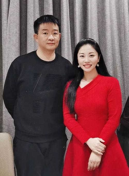 著名军旅作曲家小曾(左),空军青年歌手周珊(右)合影 你安好,我无恙.