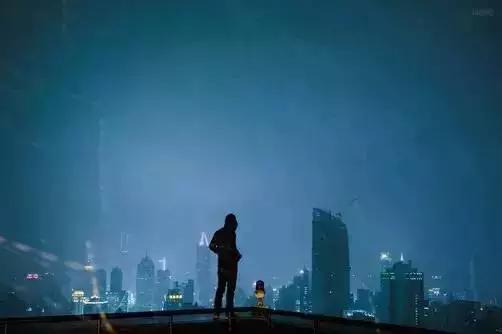 我站在天台上看你,风雨不阻.