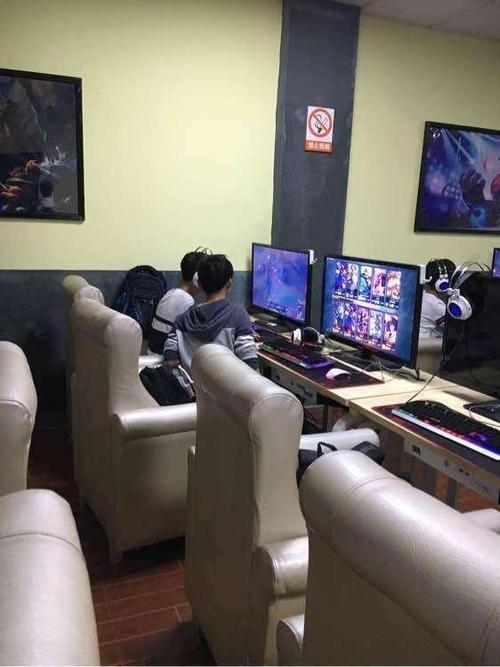 初三学生网吧通宵打lol被家长发现后家长的第一反应很现实
