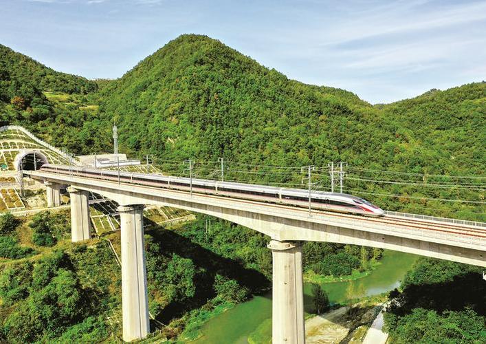 湖北最美高铁串起一路风景