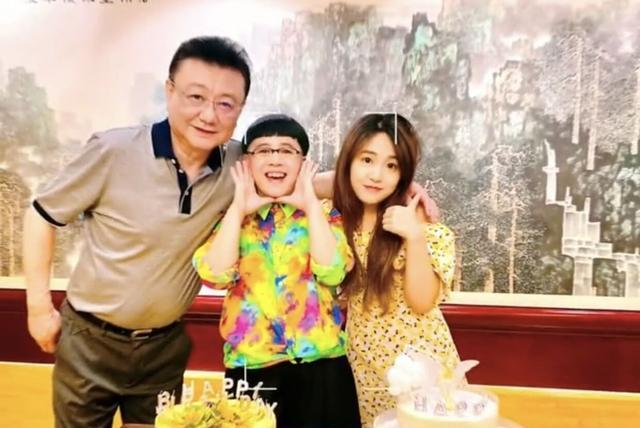 55岁央视主持人晒全家福被老公搂入怀和小33岁女儿同框似姐妹