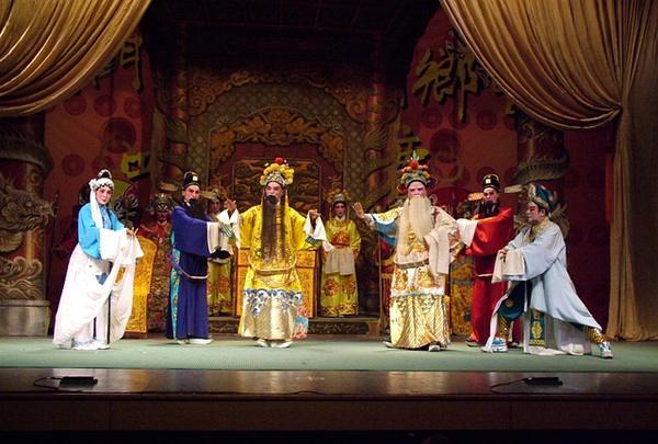 广东海丰县白字戏剧团为戏曲节选演屡获殊荣的代表大戏《金叶菊》及