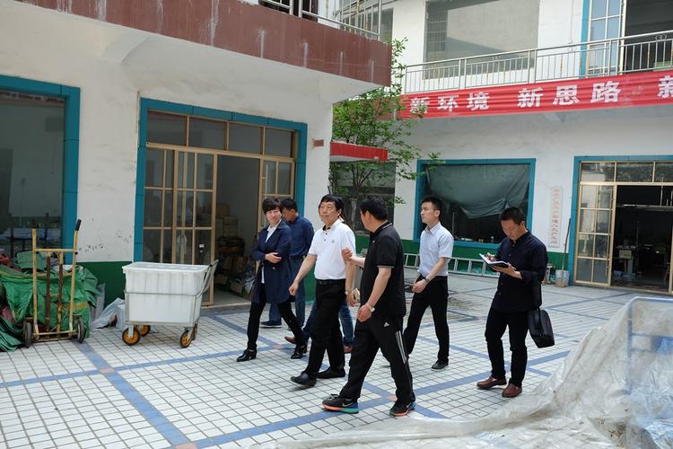 省服装行业协会会长李刚,南阳市招商局局长刘永国一行