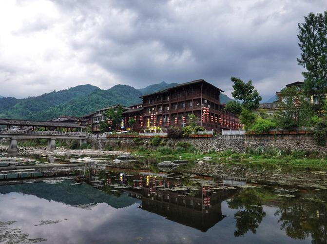 属陕西省汉中市宁强县的小镇——青木川,位于陕,甘,川交界处,西连四川