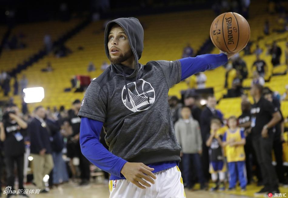 骑勇赛前热身:詹皇严肃 库里嬉闹