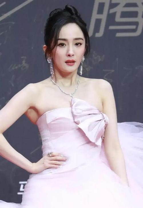 拥有绝顶性感身材的大幂幂