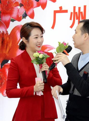 屈炫希《主持工作简介》