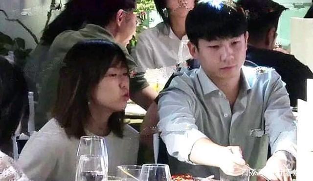 1月8日,白举纲在社交平台上发文宣布已结婚,并晒出了和妻子的合照.