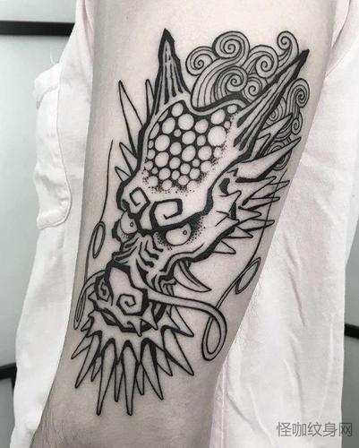线条大臂龙纹身图案
