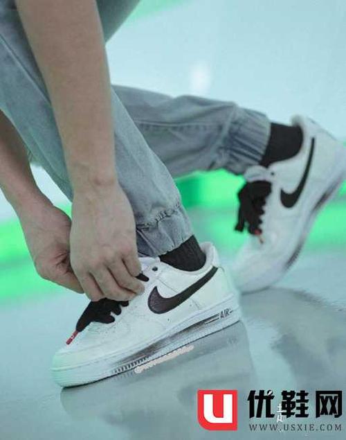 af1权志龙2.0上脚街拍图赏析 pmo x af1 权志龙2.0白色刮开是什么图案