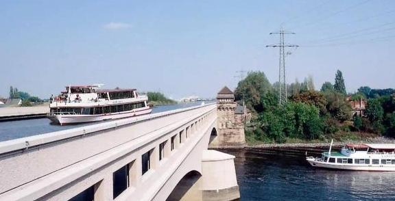 三座"脑洞大开"的桥,一座走船不走车,我国这座像图纸拿反了