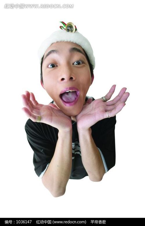 双手托于下巴的男子设计图片