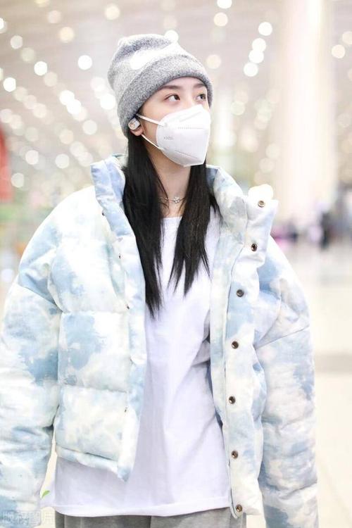 赵小棠一袭浅蓝色羽绒服穿搭现身机场,头戴针织帽难以掩盖可爱