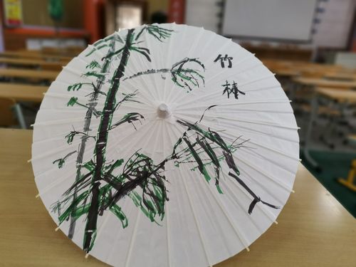 这个伞上画的是竹子,不仅画画的非常好看,字也写得非常不错呢!