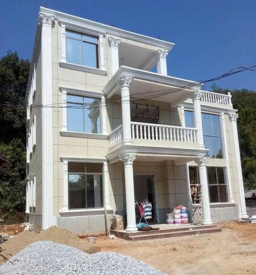 农村盖房,弄上几根罗马柱就是别墅?包工头终学会了却把房子毁了