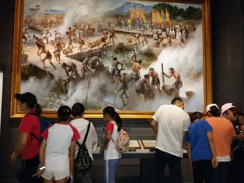 在海战博物馆最重点的展区虎门销烟画面前,大家都看得热血沸腾!