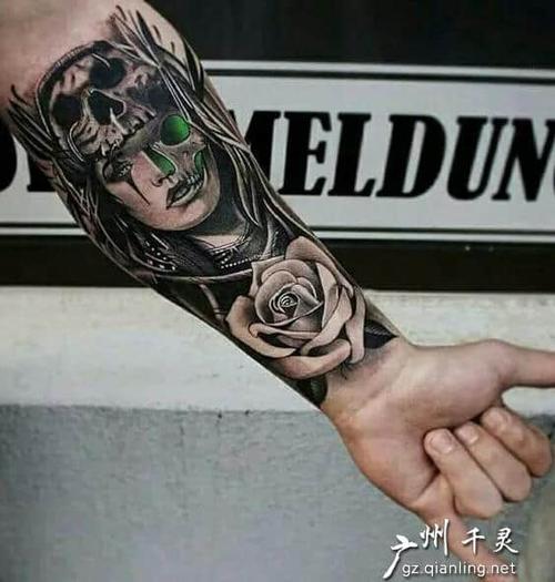 欧美写实黑灰人物玫瑰纹身手稿