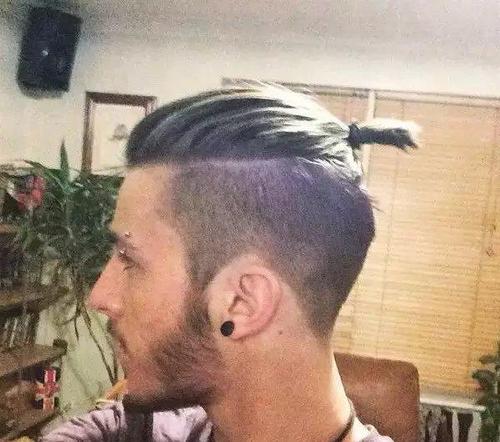 无刘海的背头的发型,再把头发扎成了一人好看的高位马尾发型,是很帅气