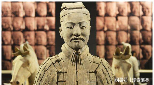 女游客观看秦兵马俑,发现了其中一个不对,看清后立马"