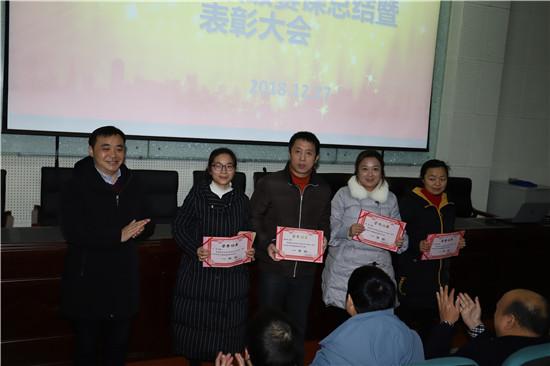 邹义强校长,蒋国军副校长和徐列平副校长为本次赛课获奖青年教师颁发