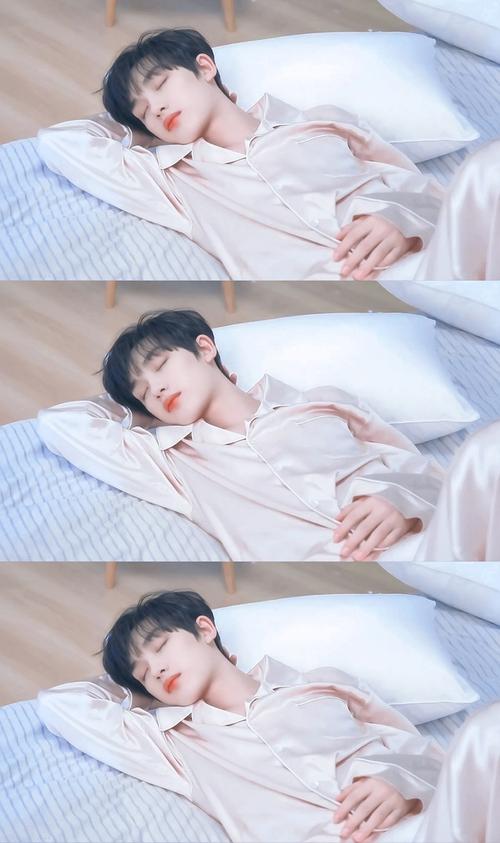 有没有丁程鑫三格的壁纸,像这样,谢谢大噶