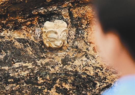 > 正文  图为:叶家山111号大墓发掘出的双面神像   图为:同墓出土的