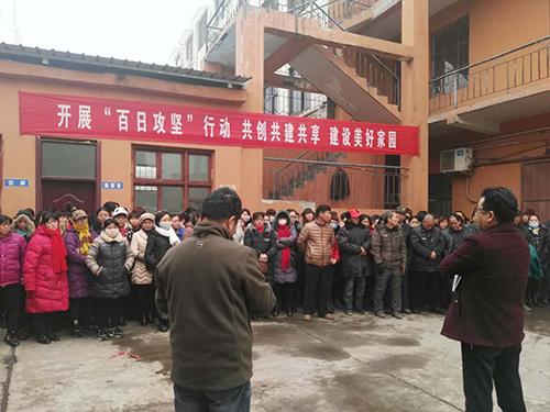 市环卫服务总公司30余条横幅为创建摇旗呐喊