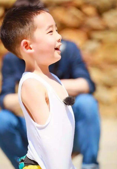 陈小春晒儿子字迹照,祖传"反向勾"再战江湖,萌翻众人!