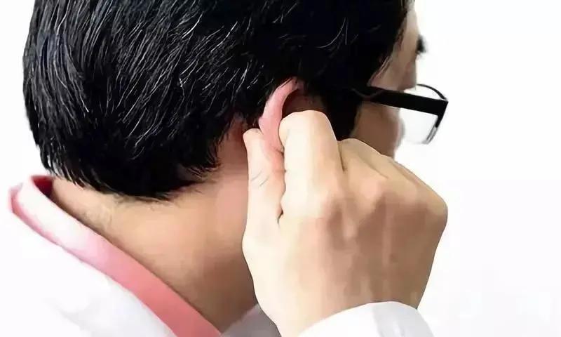 按摩耳朵睡前按百次,健脾益精血.