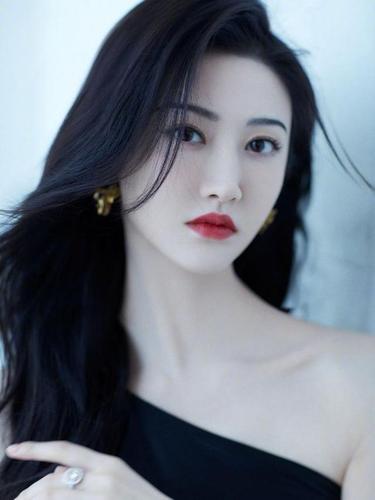 影视女星景甜时尚造型温婉可人魅力无限