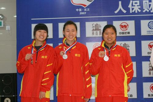 图文:女子气步枪杨静夺冠张轶获铜牌 展示金牌
